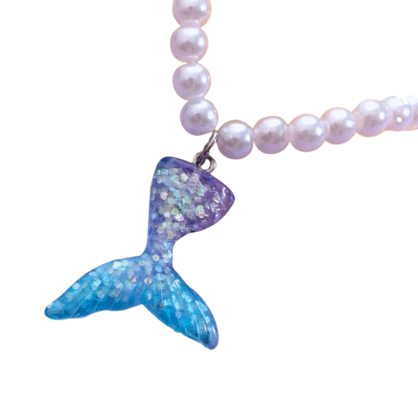 Girls pearl necklace with a mermaid tail in different shades of blue and mauve.